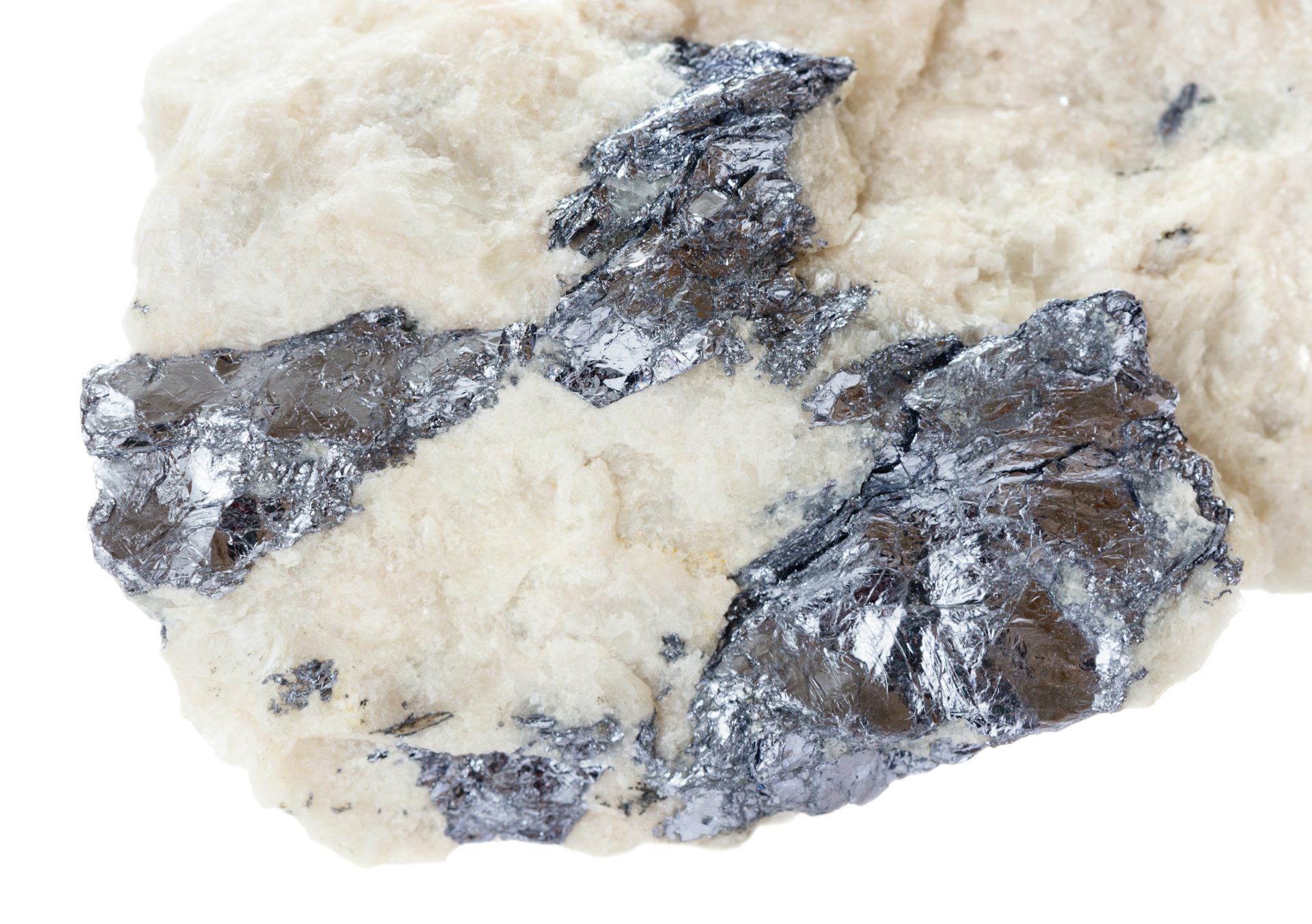 Pedra cristalina branca incrustada com um mineral prateado