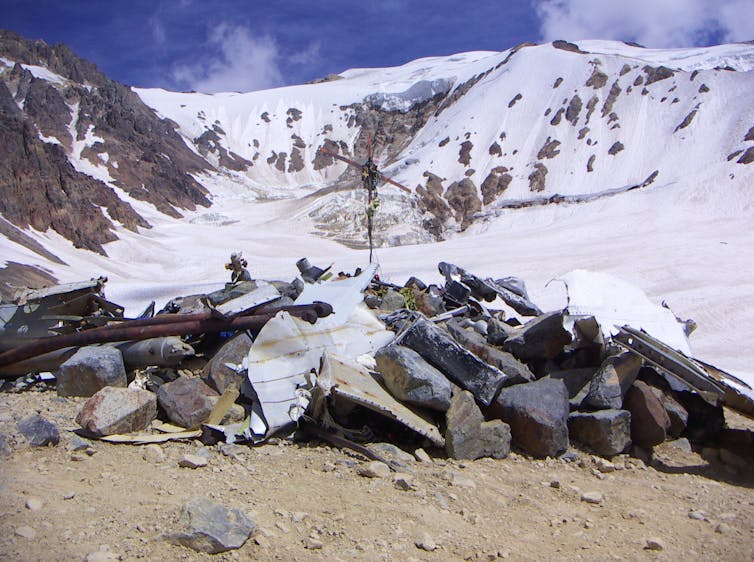 Vista del monumento que conmemora la tragedia de los Andes. A lo lejos, detrás del monumento, se ve la montaña que algunos compañeros escalaron en su último esfuerzo por alcanzar el rescate. La foto está tomada mirando hacia el oeste.