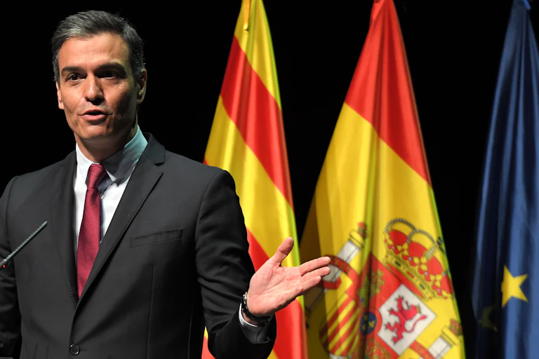 Pedro Sanchez prononce un discours devant les drapeaux catalan, espagnol et européen