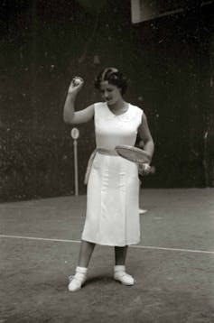 ¿Por qué dejó de haber más deportistas profesionales mujeres que hombres en España? 1 Una mujer de blanco se prepara para hacer un saque.