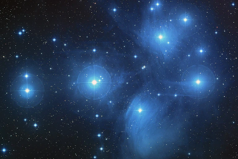 Foto gugusan beberapa bintang terang berwarna biru-putih.