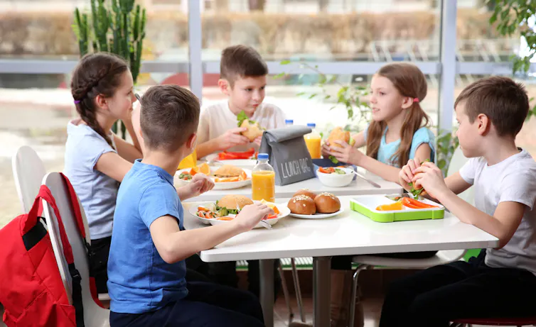 Enfants déjeunant à la cantine