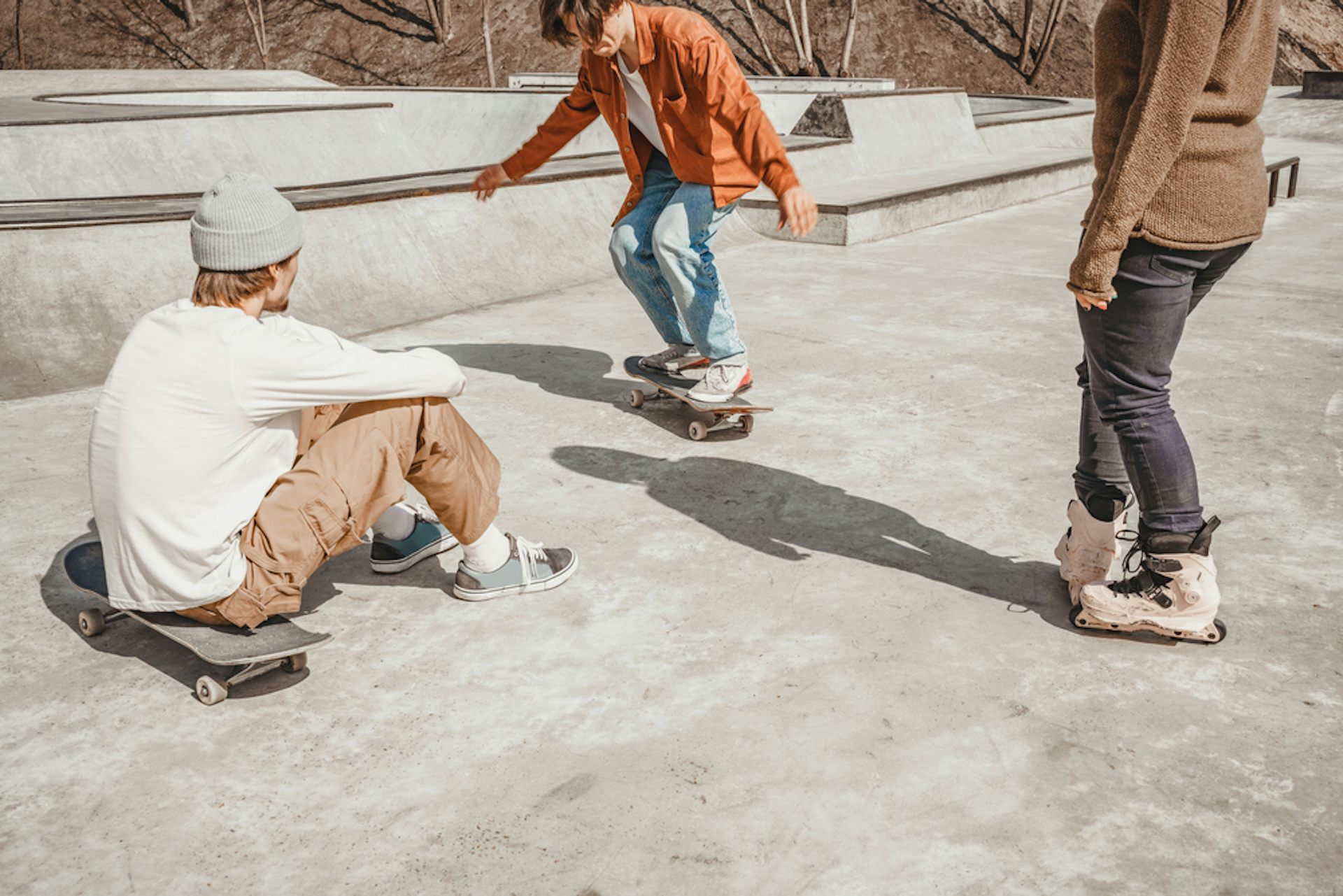 Trois adolescents discutant dans un skatepark