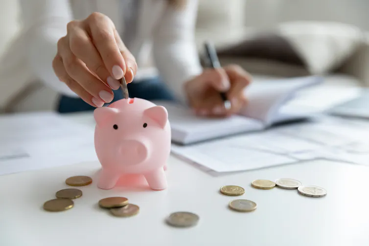 Tirelire et livre de comptes pour gérer le budget familial