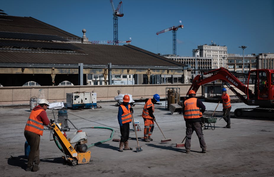 Des ouvriers travaillent sur un chantier de travaux publics près de la gare du Nord à Paris, le 17 mai 2023. 
