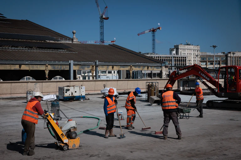 Des ouvriers travaillent sur un chantier de travaux publics près de la gare du Nord à Paris, le 17 mai 2023.