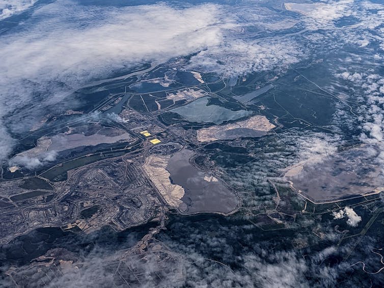Vision aérienne de la mine de sables bitumineux de Syncrude,