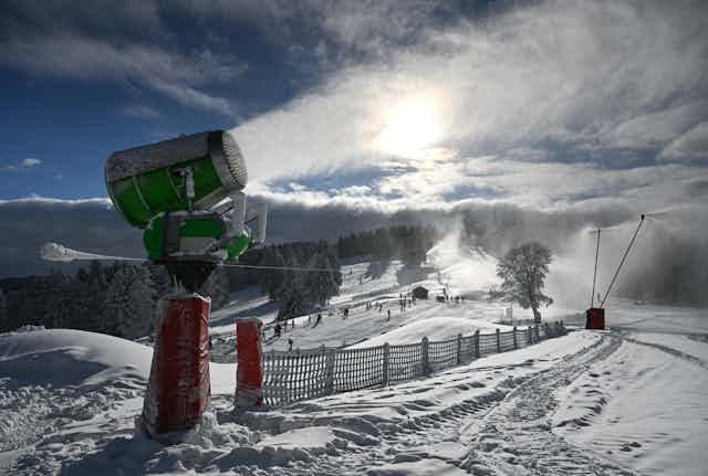 Canons à neige en activité dans les Vosges 
