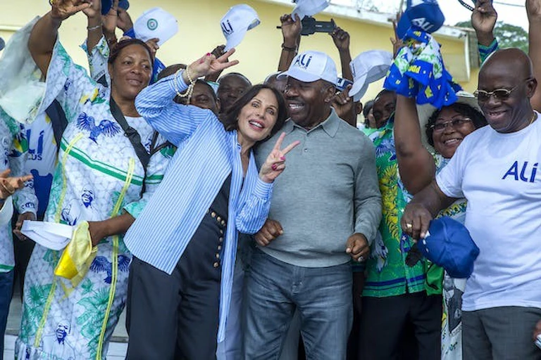 Un groupe de personnes agitant joyeusement des casquettes blanches