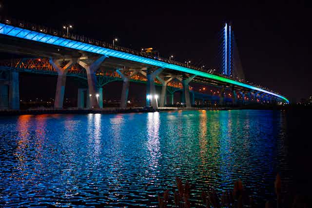 Un pont illuminé, la nuit