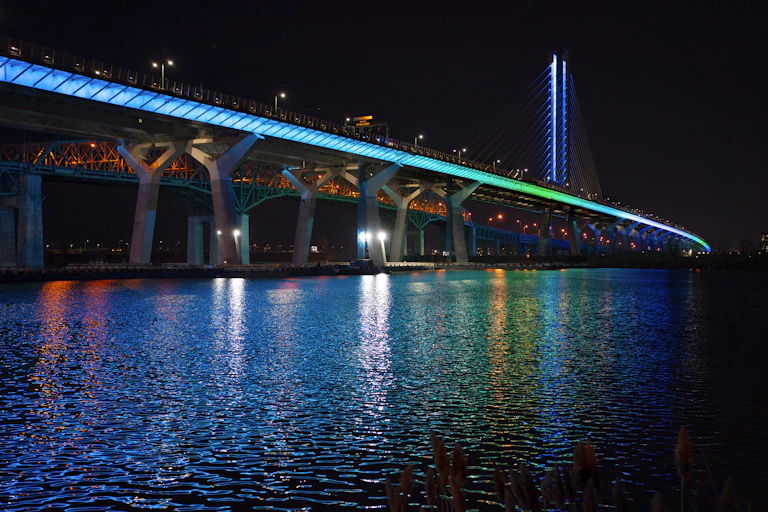 Un pont illuminé, la nuit