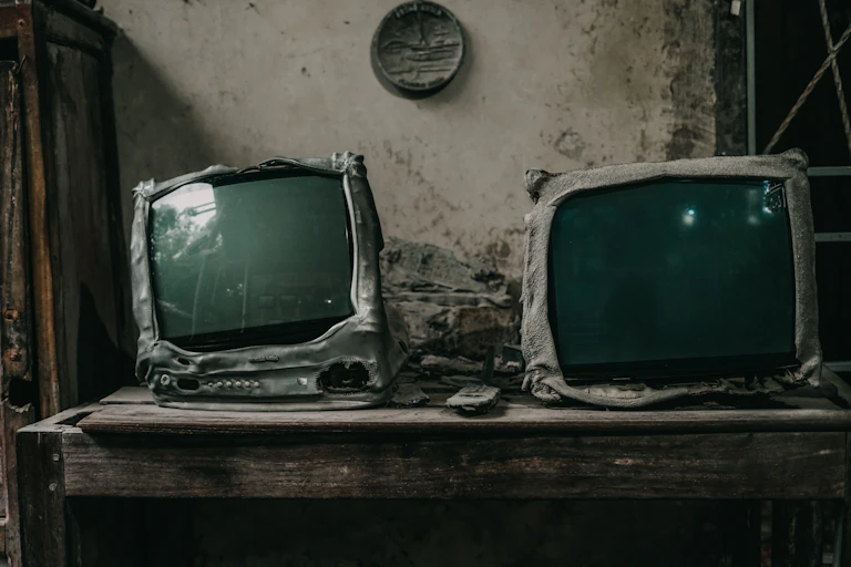 Deux téléviseur endommagés