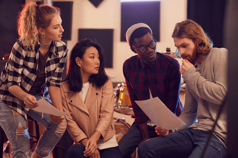 Photo de personnes en train de discuter lors d’une répétition musicale.