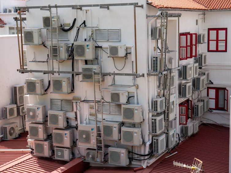 Façade avec de nombreux climatiseurs