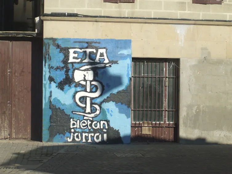 Anagrama de ETA en la calle.
