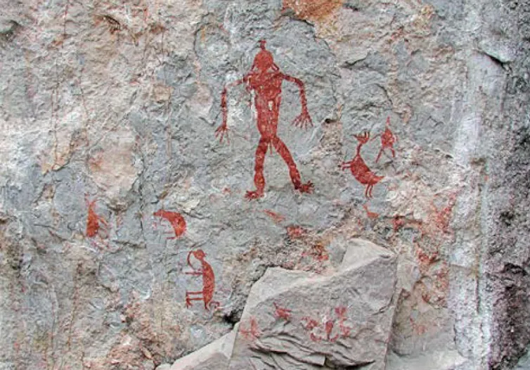 Imagem mostra figuras desenhadas na parede de rocha do sítio arqueológico de Santa Elin