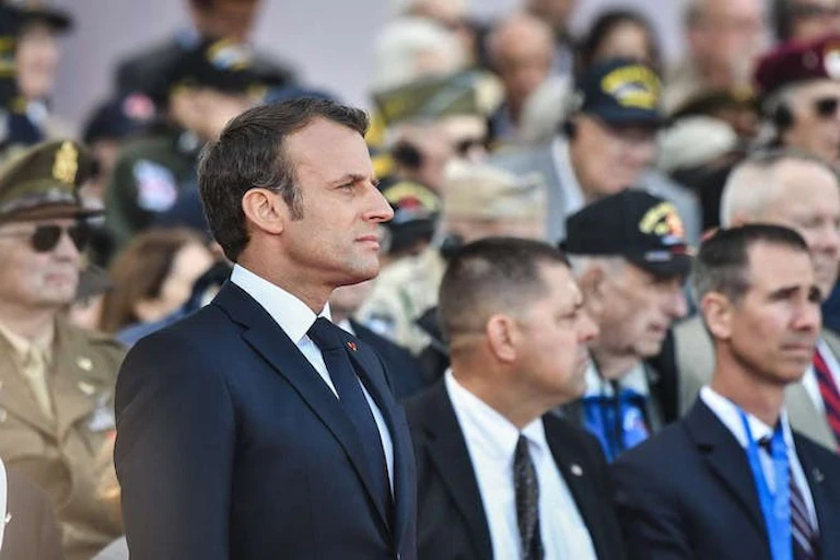 Un homme portant un costume et regardant droit devant lui