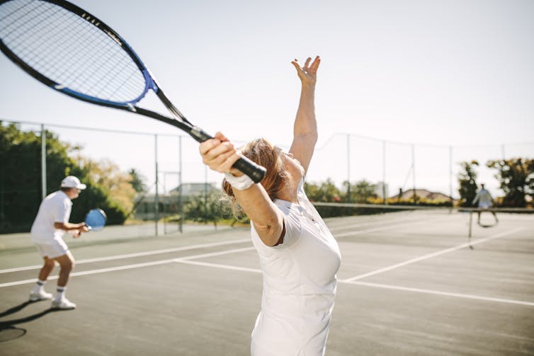 Personnes âgées pratiquant le tennis