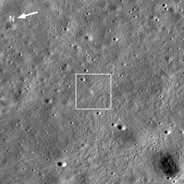 La superficie gris de la Luna vista desde arriba, con un cuadro que muestra la ubicación del rover en el centro.