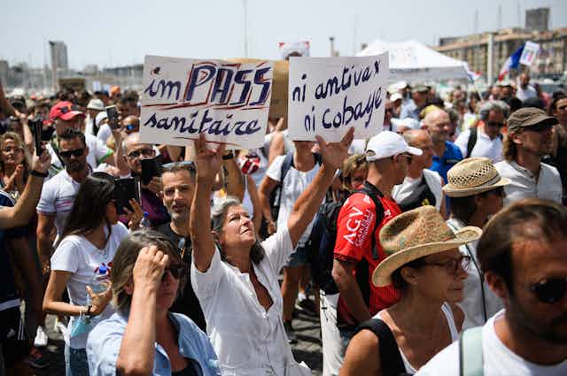 Photo d’une manifestation contre la vaccination anti-Covid obligatoire de certains travailleurs, à Marseille, dans le sud de la France, le 24 juillet 2021.