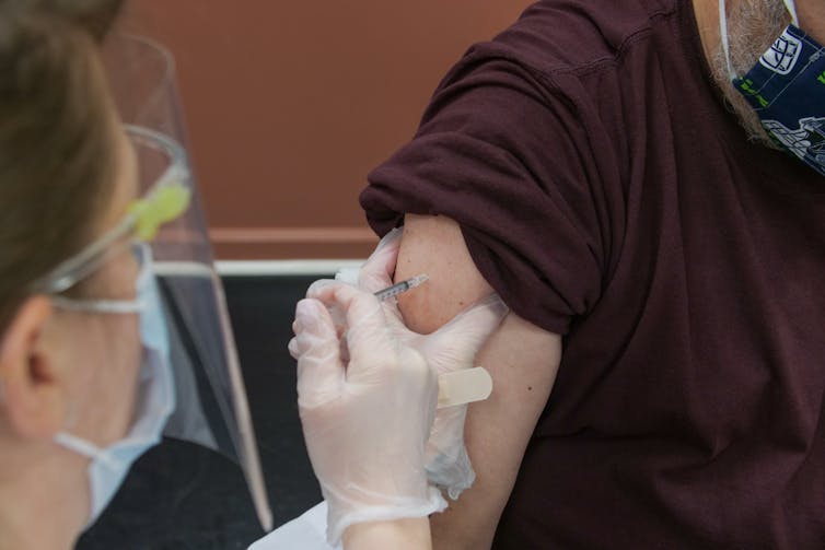 Photo d’une personne en train de recevoir une injection