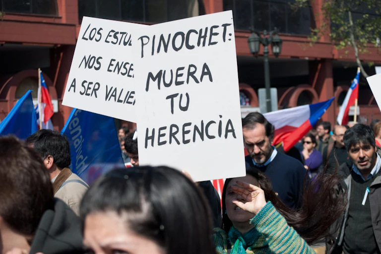 Pancarta en una manifestación que dice "Pinochet: muera tu herencia".