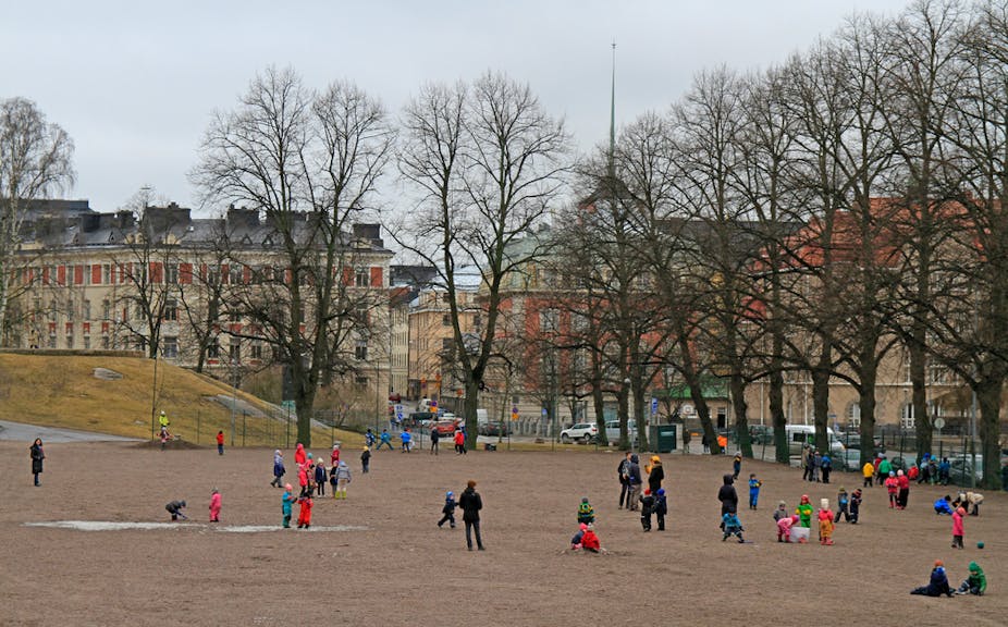 Enfants jouant en extérieur dans la ville d'Helsinki