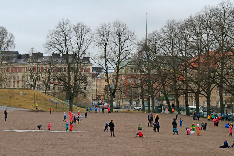 Enfants jouant en extérieur dans la ville d'Helsinki
