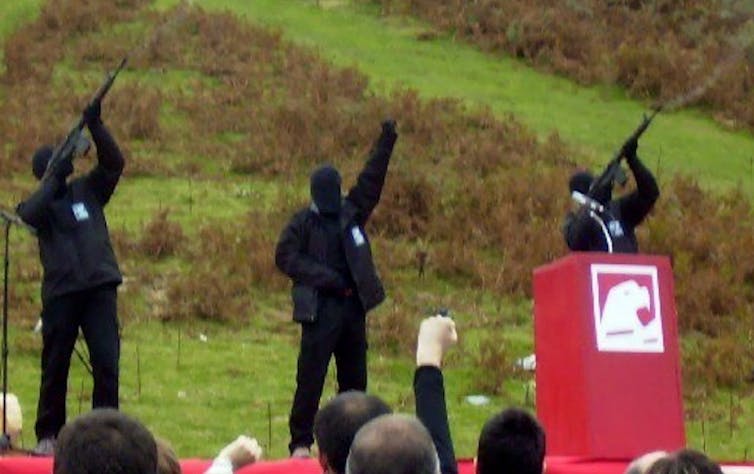 Miembros de ETA disparan salvas al aire en el Gudari Eguna de Aritxulegi, Oiartzun (Guipúzcoa, España)