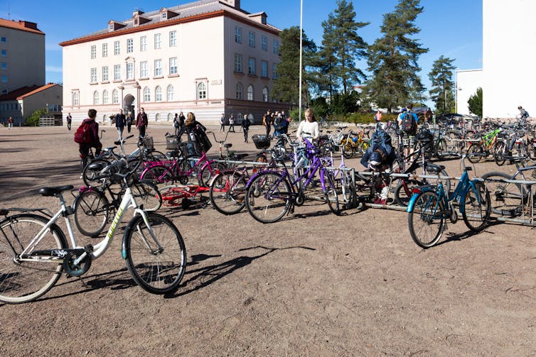 A Kovoula, en Finlande, devant un établissement scolaire, des élèves et des vélos