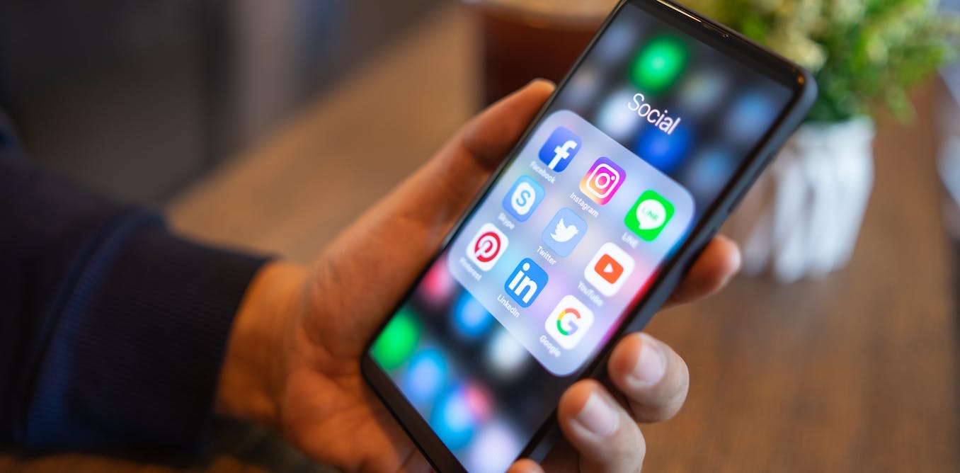 Can ❤️s change minds? How social media influences public opinion and news circulation 'a hand holding a cell phone'