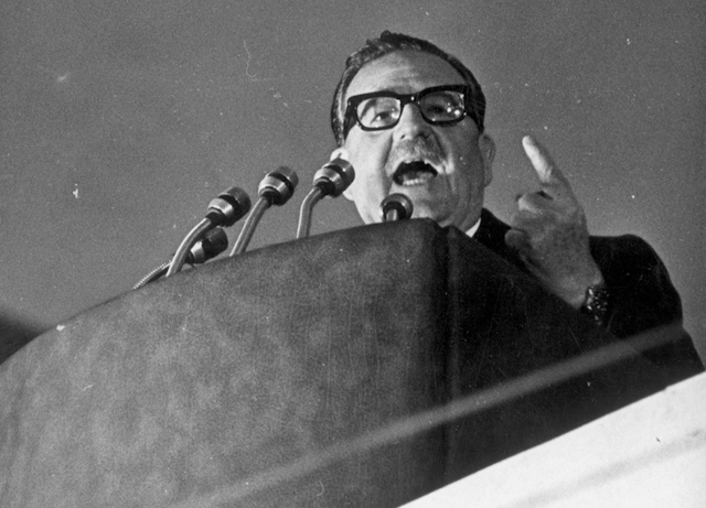 Salvador Allende habla en una palestra.