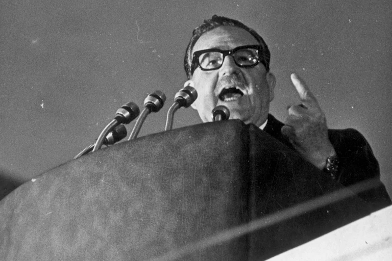 Salvador Allende habla en una palestra.