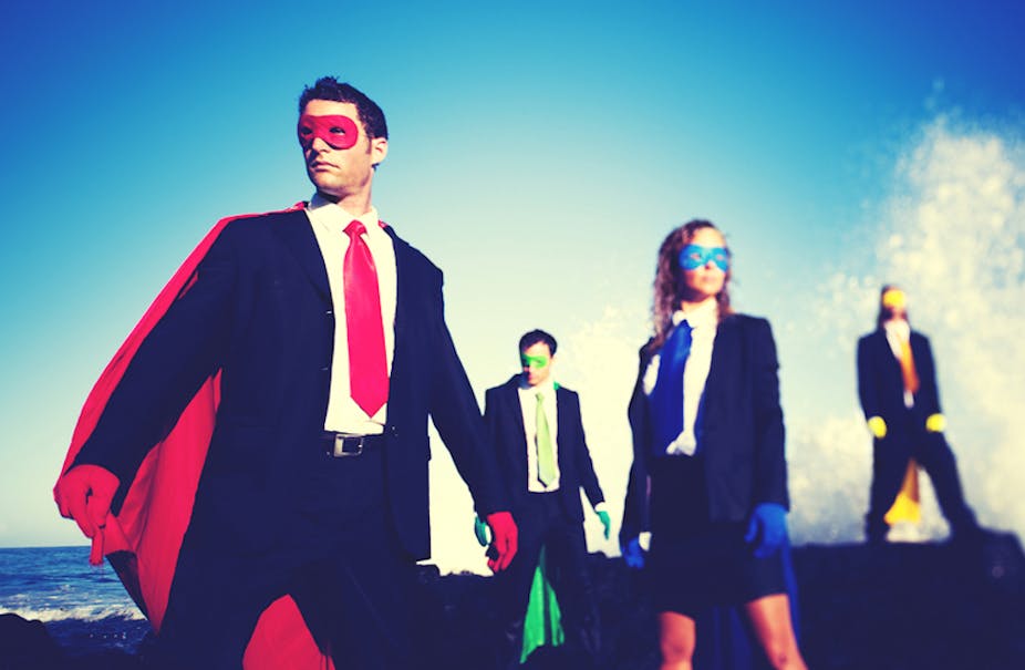Hommes et femmes d'affaires déguisés en super héros
