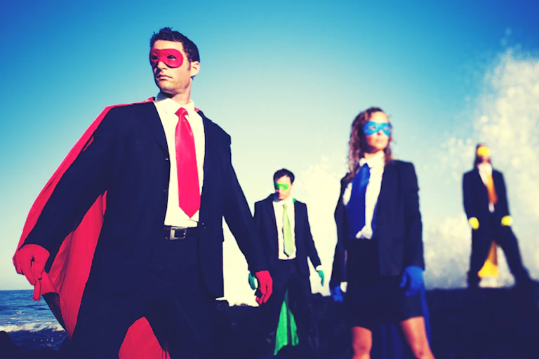 Hommes et femmes d'affaires déguisés en super héros