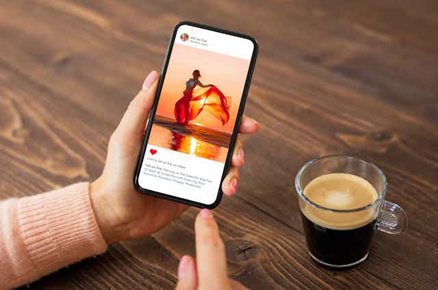 La pantalla de un móvil muestra la foto en instagram de una mujer en bikini con una falda vaporosa.