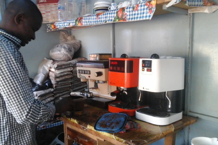 Kiosque avec percolateurs de la marque italienne Gaggia.