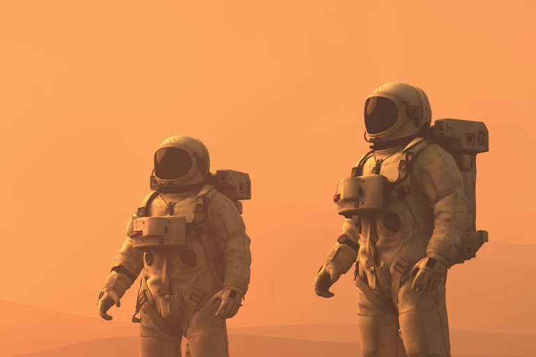 Dengan latar belakang langit oranye kehitaman, dua astronot dengan pakaian antariksa putih berjalan di lanskap yang tandus.