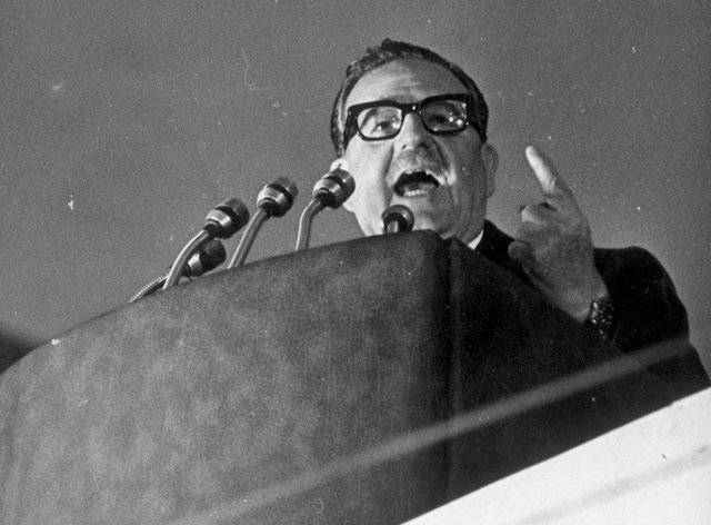 Salvador Allende fala em um palanque
