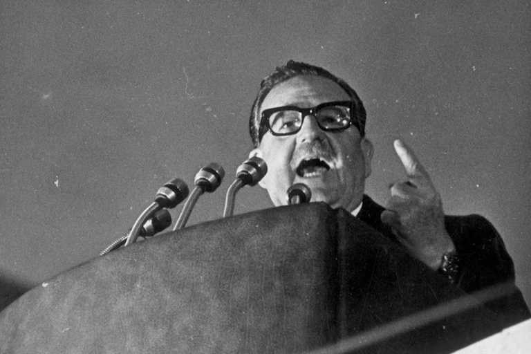 Salvador Allende fala em um palanque