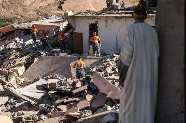 Des volontaires recherchent des survivants dans les décombres du village de Talat N'Yacoub, au sud de Marrakech, le 11 septembre 2023.