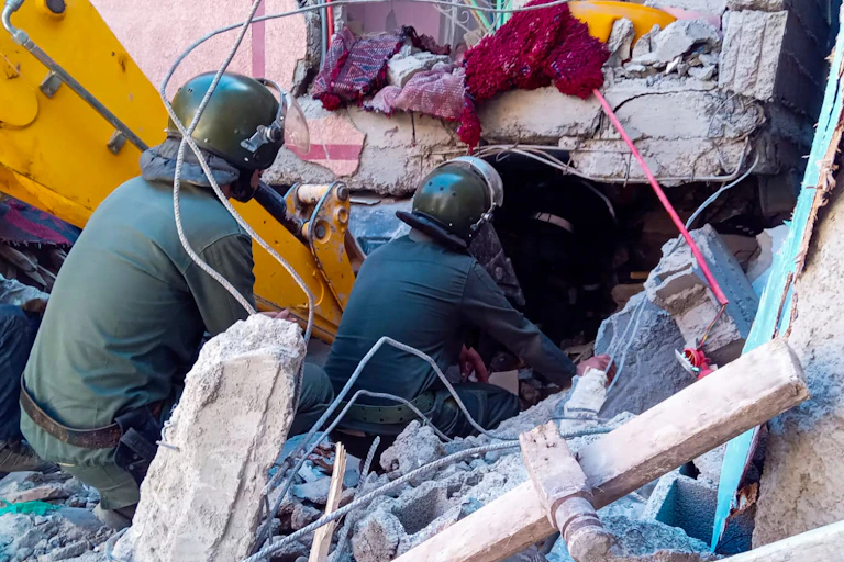 Des secouristes recherchent des survivants dans une maison effondrée à Moulay Brahim, dans la province d'Al Haouz au Maroc, le 9 septembre 2023.