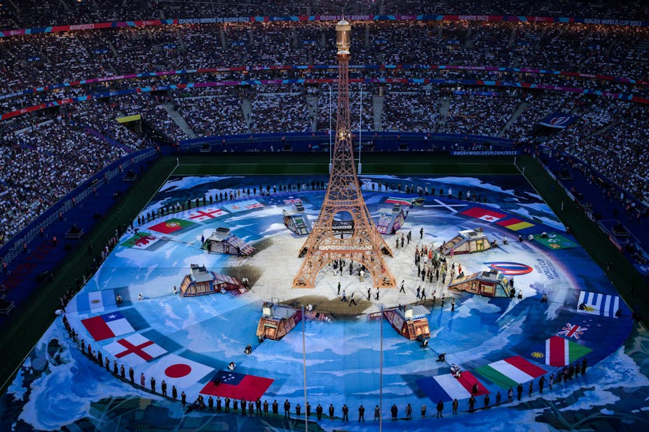 Les drapeaux des seize pays participants entourent une réplique de la Tour Eiffel lors de la cérémonie d'ouverture, le 8 septembre 2023, au Stade de France.