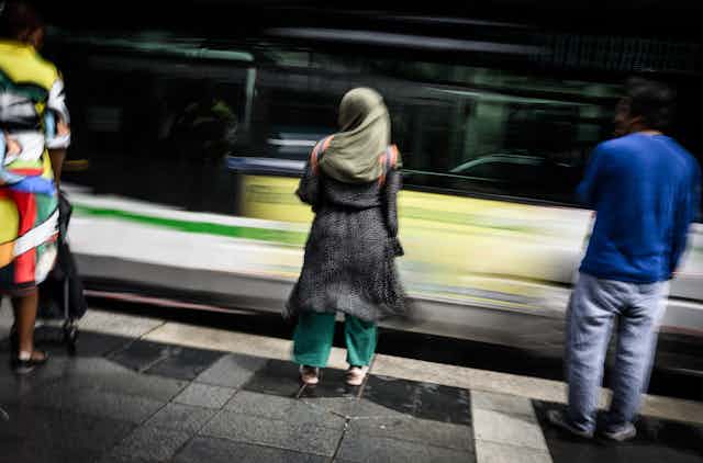 Une jeune femme portant une abaya dans une rue à Nantes