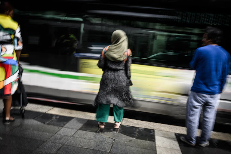 Une jeune femme portant une abaya dans une rue à Nantes