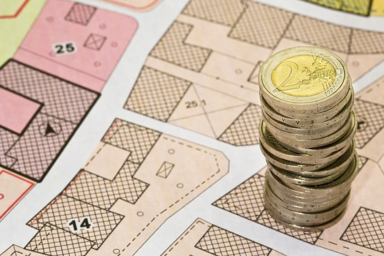 Pièces de monnaie sur un cadastre