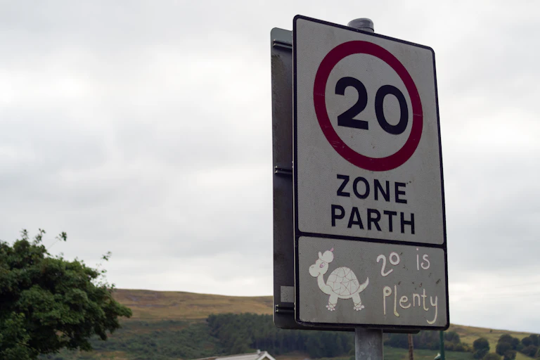 A bilingual 20mph road sign in Welsh and English.