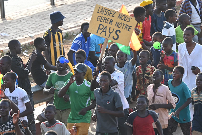 Un groupe de jeunes garçons regardent vers la même direction