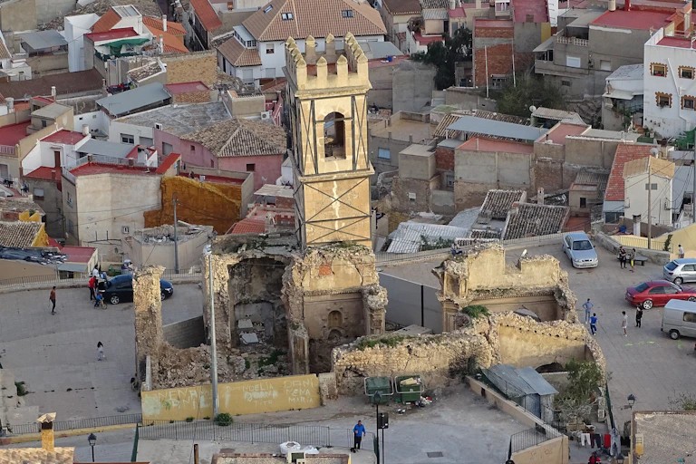 Iglesia con paredes derruidas.