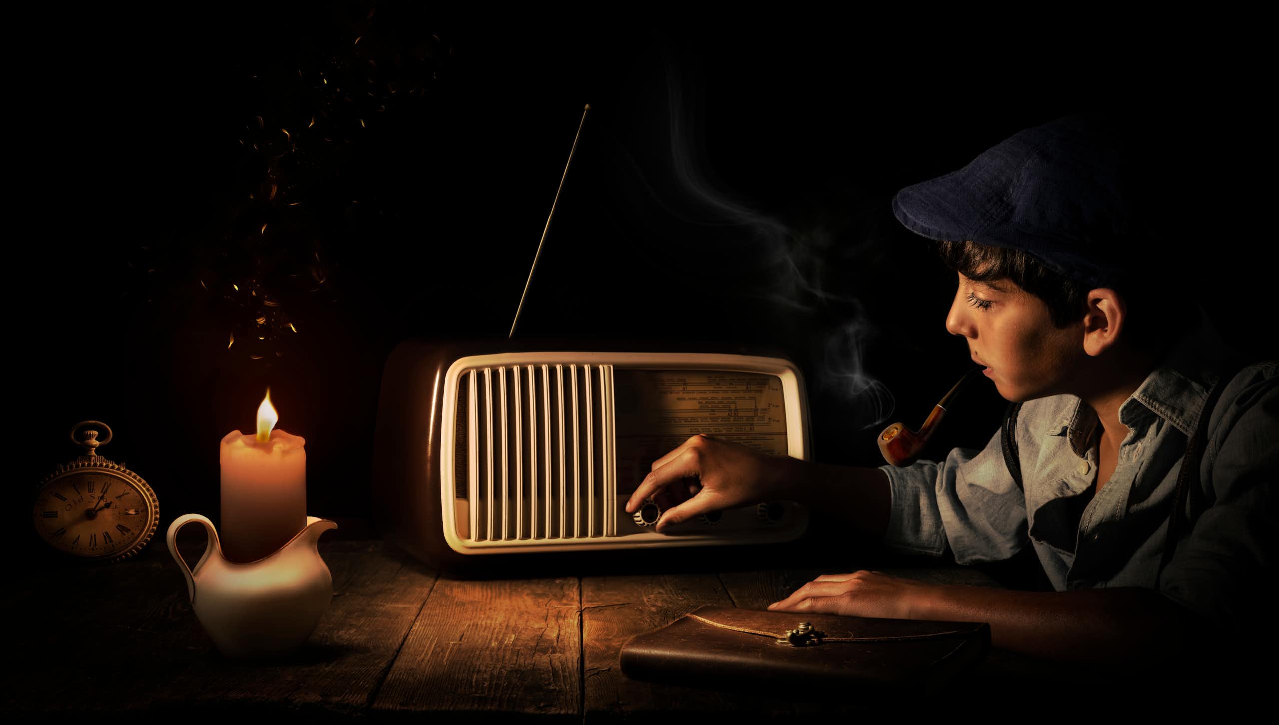 Anak laki-laki menyesuaikan radio kuno